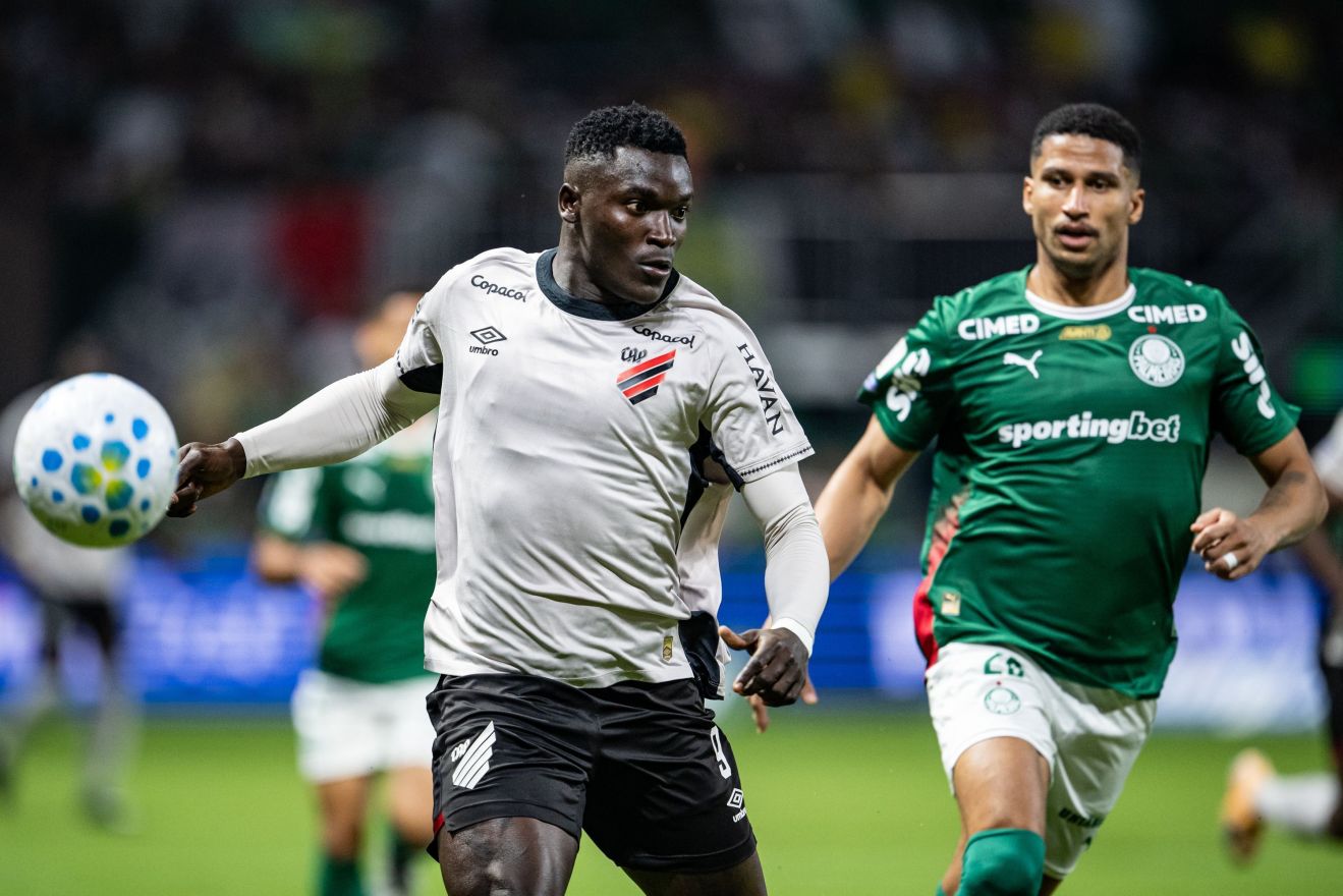 Palmeiras vence o Athletico-PR com um a menos e dispara na lideran&ccedil;a do Brasileir&atilde;o