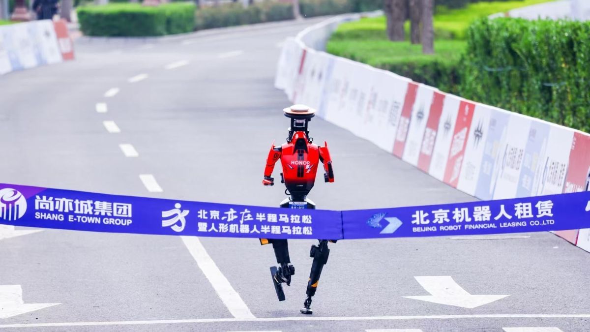 Rob&ocirc; humanoide vence meia-maratona em Pequim e supera recorde mundial humano