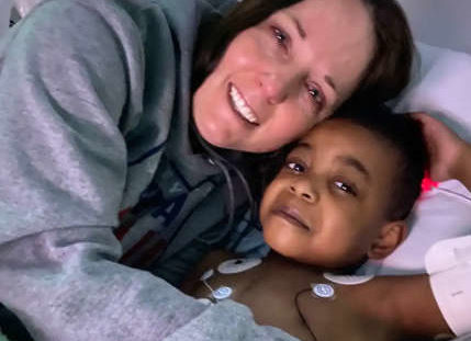 Menino chega sozinho para cirurgia e ganha nova fam&iacute;lia nos EUA