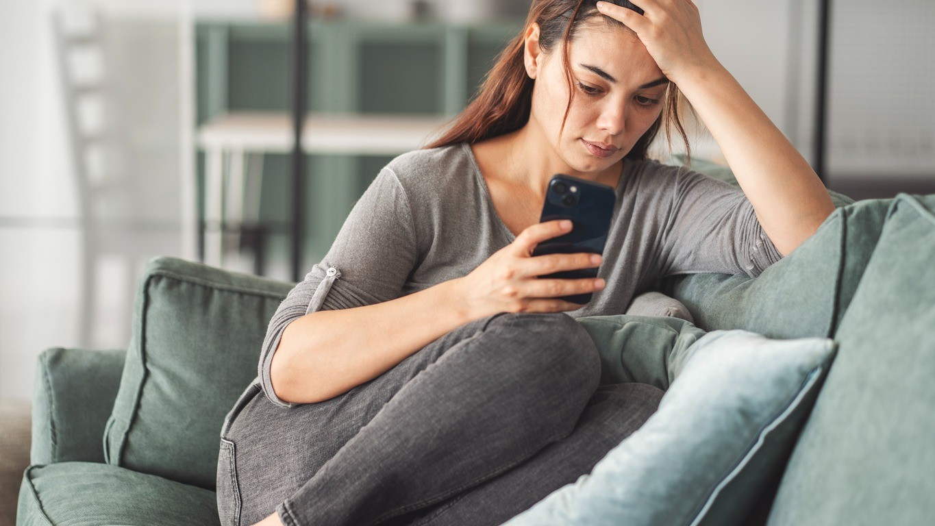 Por que voc&ecirc; n&atilde;o consegue largar o celular? Psic&oacute;logos explicam