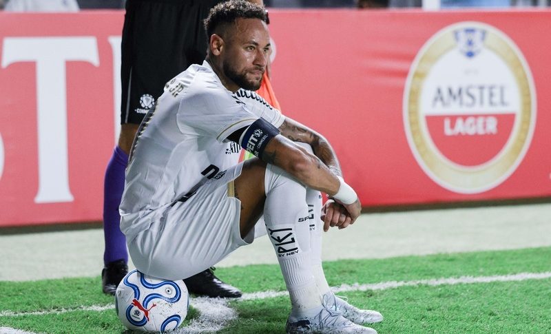 Neymar &eacute; o jogador que mais sofre faltas no Brasileiro desde o retorno ao Santos