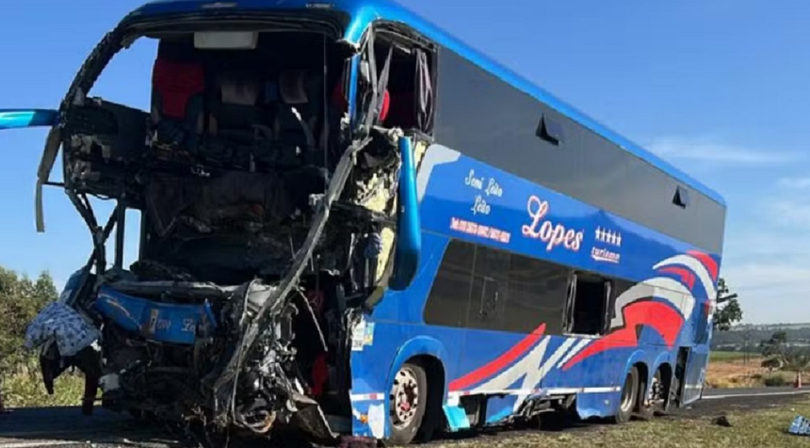 Acidente entre &ocirc;nibus de igreja e carreta deixa 2 mortos e mais de 30 feridos na BR-050