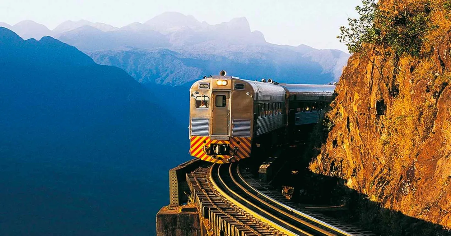 Com 13 t&uacute;neis e 30 pontes, este &eacute; considerado o passeio de trem mais bonito do Brasil