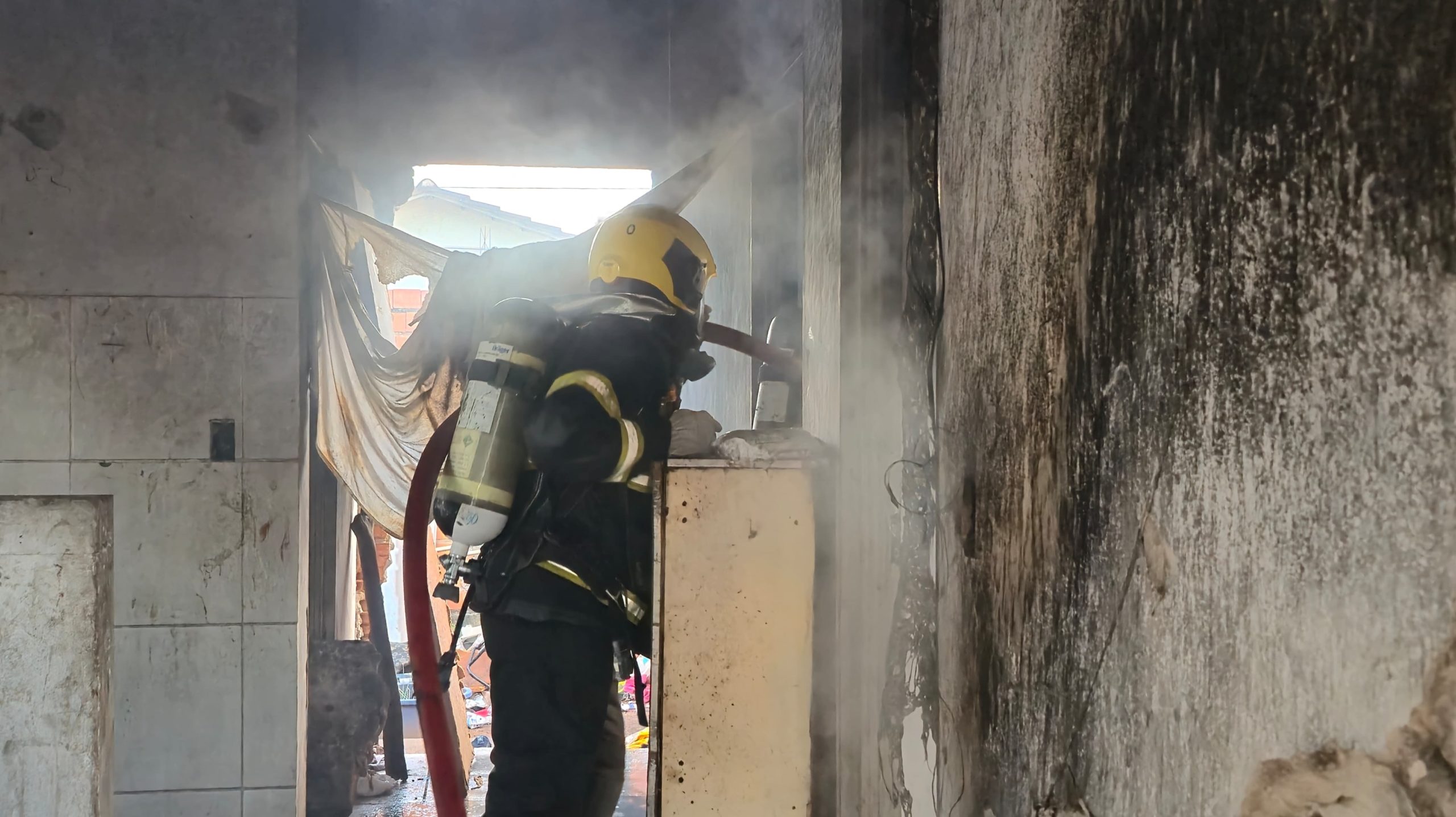 Casa abandonada pega fogo e mobiliza bombeiros em Aragua&iacute;na TO