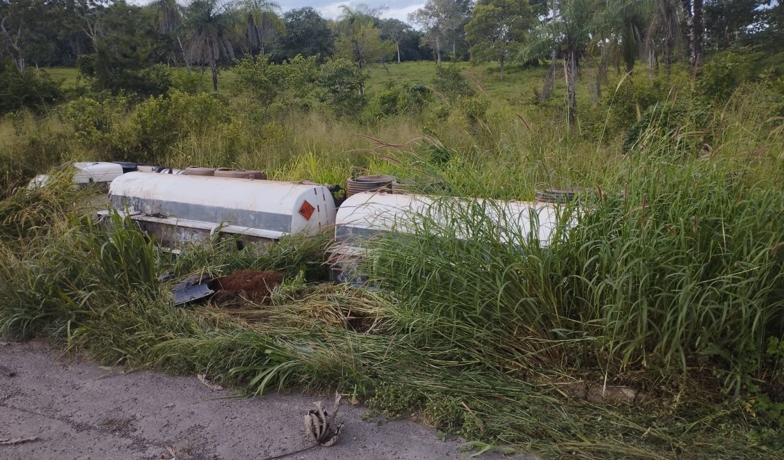 Caminh&atilde;o com carga perigosa interdita totalmente a BR-153 em Aragua&iacute;na TO