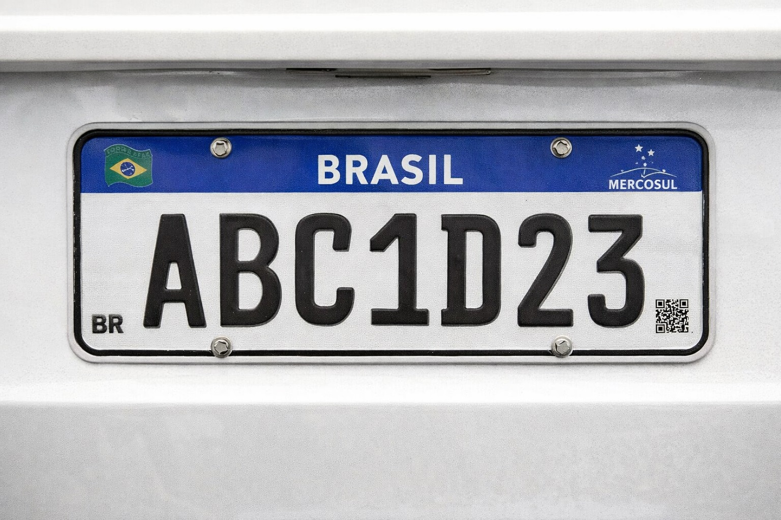 Placa cinza ainda vale? Entenda quando a troca pelo modelo Mercosul &eacute; obrigat&oacute;ria em 2026