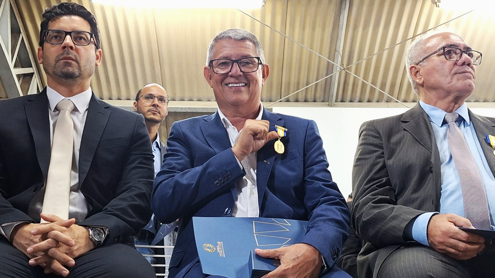 Presidente da ATM e prefeitos recebem Medalha Tiradentes por atua&ccedil;&atilde;o na seguran&ccedil;a p&uacute;blica