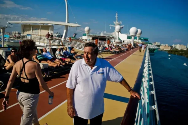 Homem vive em cruzeiros h&aacute; 25 anos e transforma navio em casa e escrit&oacute;rio