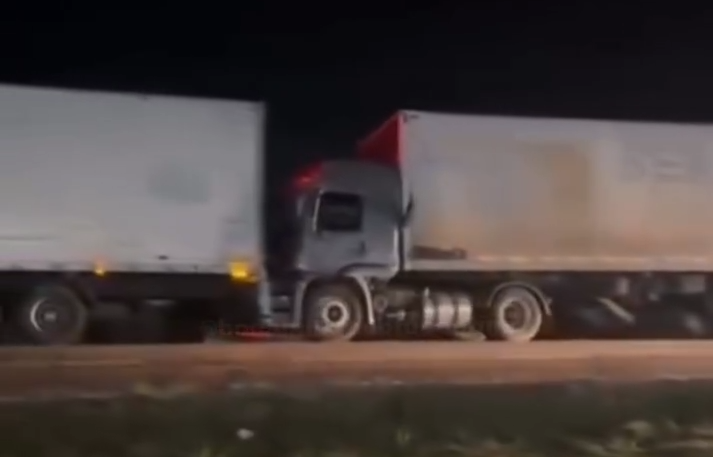 Colis&atilde;o entre carretas provoca lentid&atilde;o na BR-153 em Figueir&oacute;polis