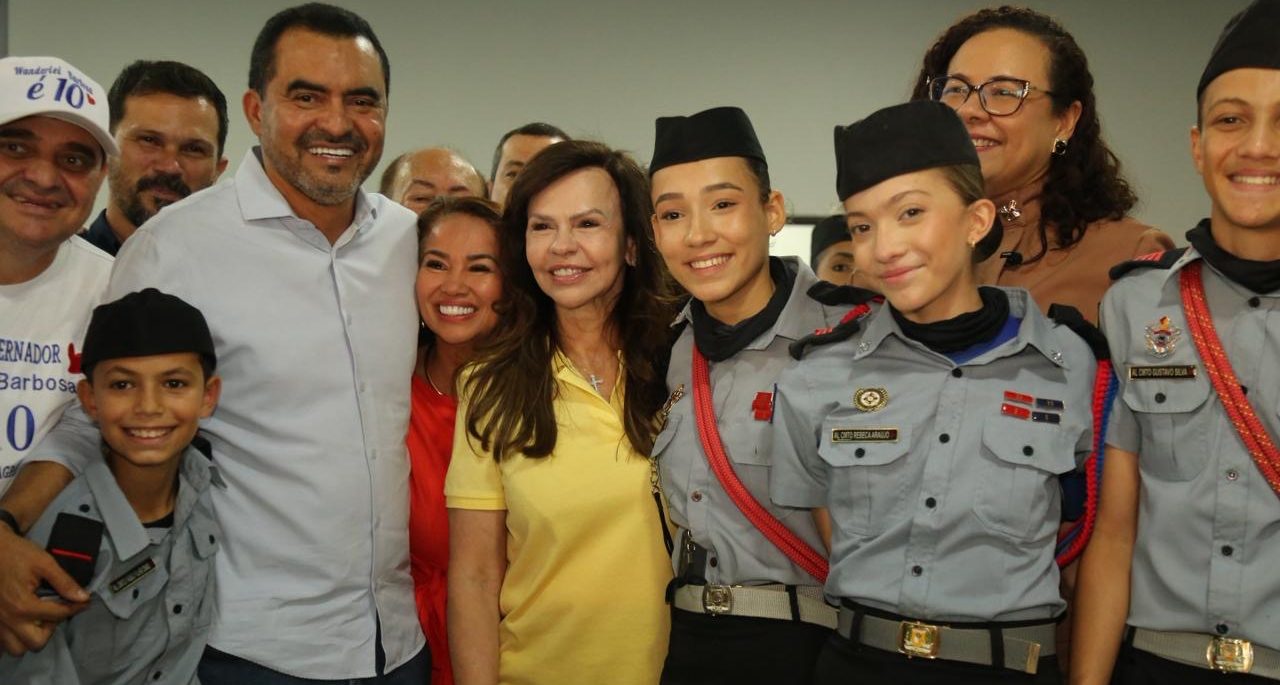 Ao lado de Wanderlei Barbosa, Dorinha participa da inaugura&ccedil;&atilde;o do novo Col&eacute;gio Militar de Aragua&iacute;na