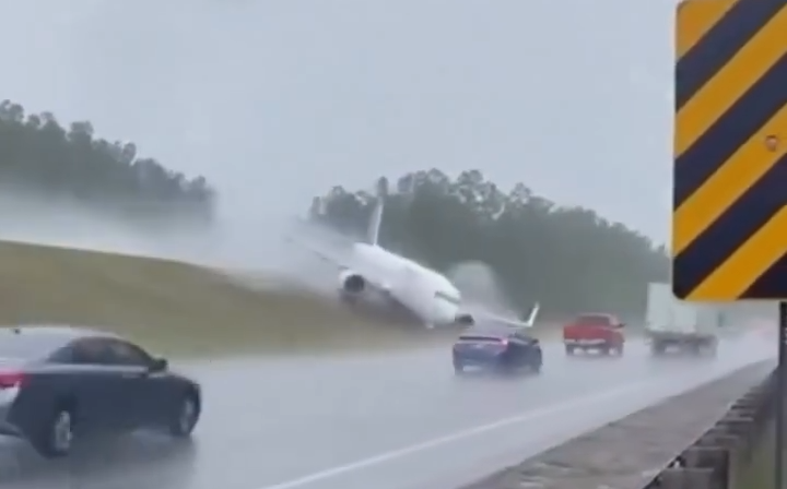 Avi&atilde;o da United Airlines atinge caminh&atilde;o e poste durante pouso em aeroporto de Nova Jersey