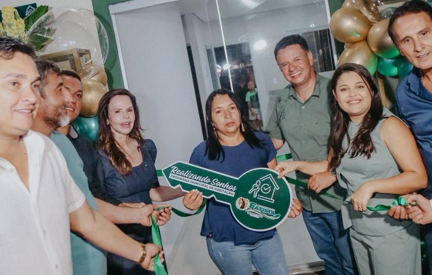 Com investimento de R$ 1,5 milh&atilde;o de Professora Dorinha Seabra, F&aacute;tima entrega 55 casas populares