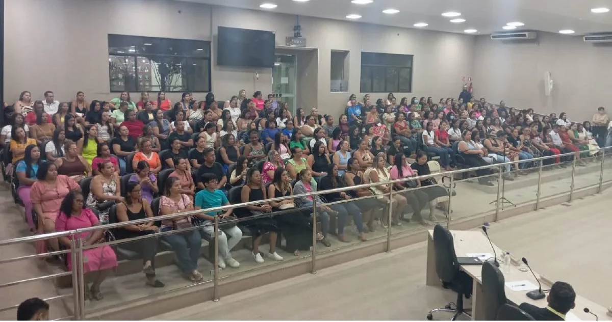 Cuidadoras escolares lotam C&acirc;mara de Barreiras e amea&ccedil;am greve por sal&aacute;rios e condi&ccedil;&otilde;es de trabalho