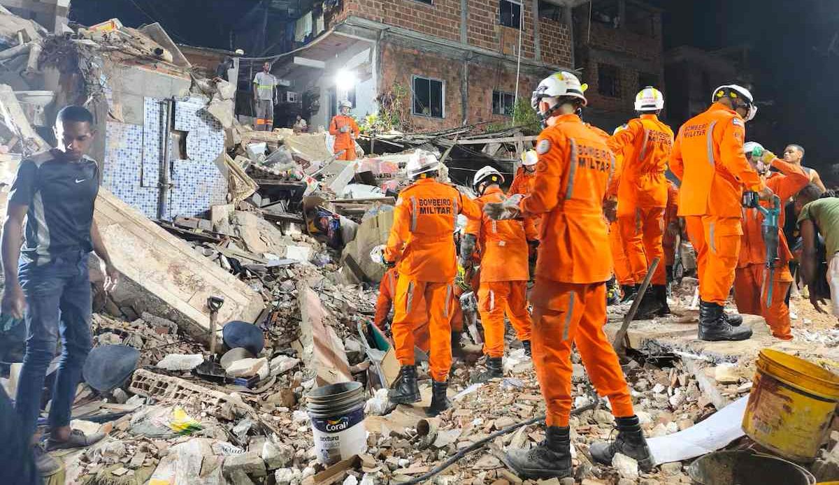 Desabamento de im&oacute;vel em Salvador deixa dois mortos e bombeiros procuram desaparecido