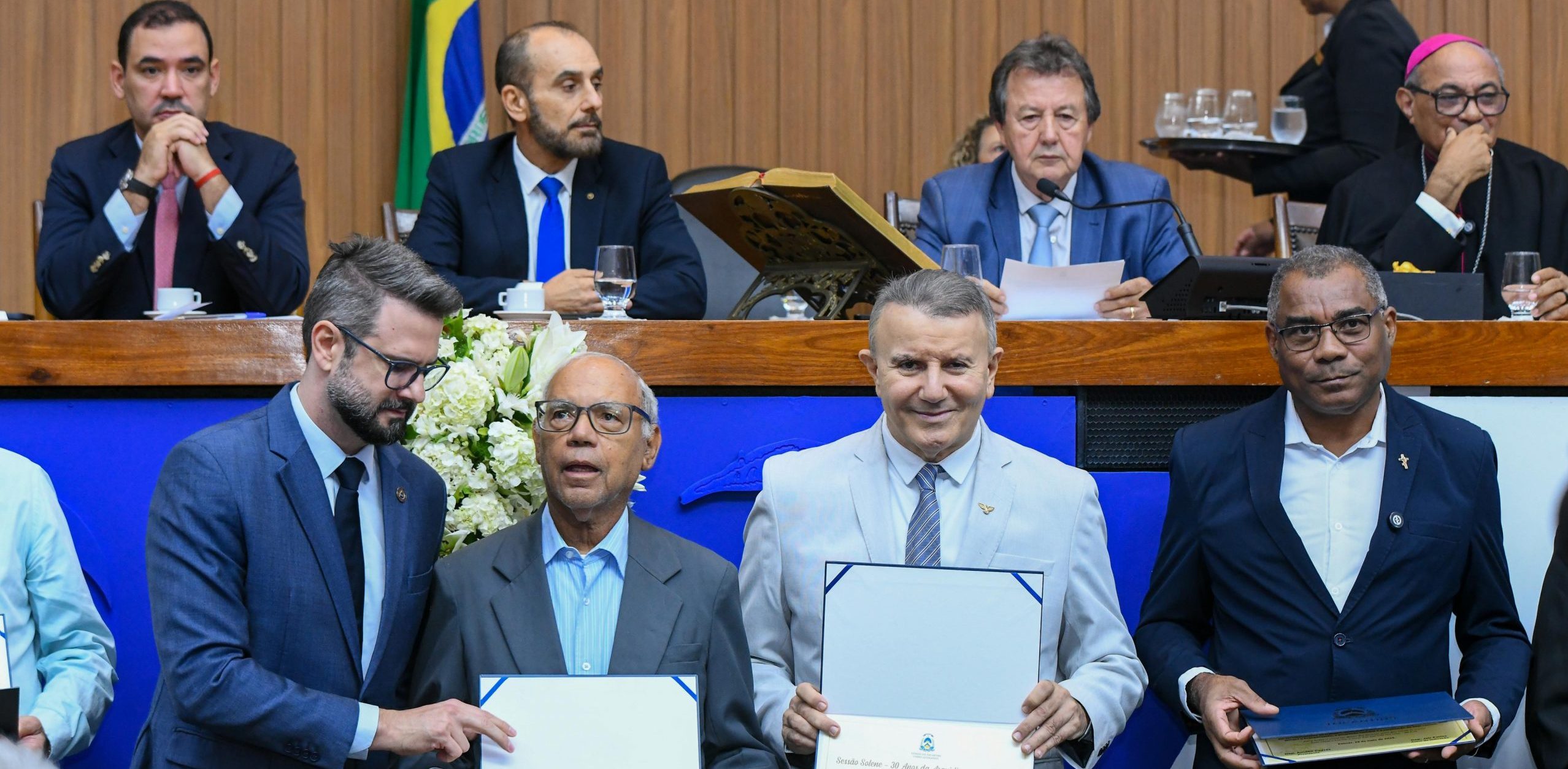 Eduardo Siqueira Campos recebe homenagem em nome do pai durante sess&atilde;o pelos 30 anos da Arquidiocese de Palmas