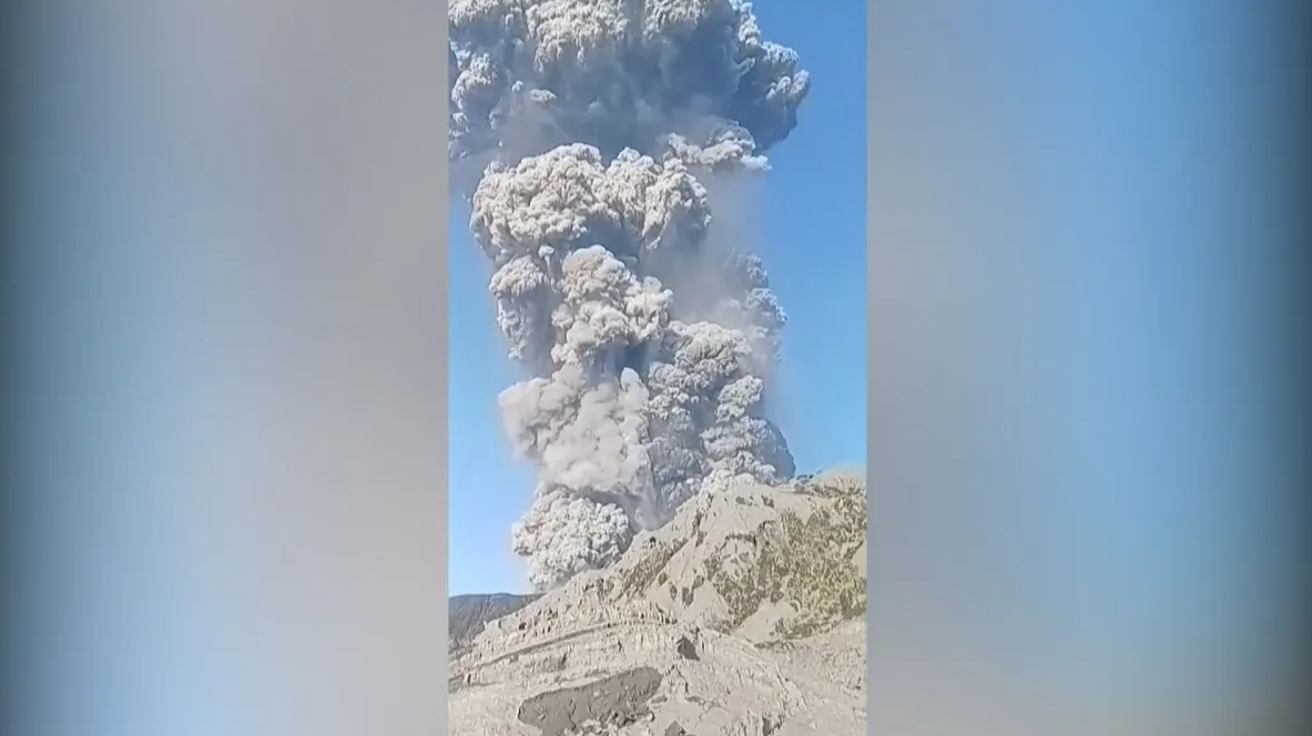 Vulc&atilde;o entra em erup&ccedil;&atilde;o na Indon&eacute;sia e deixa mortos e desaparecidos