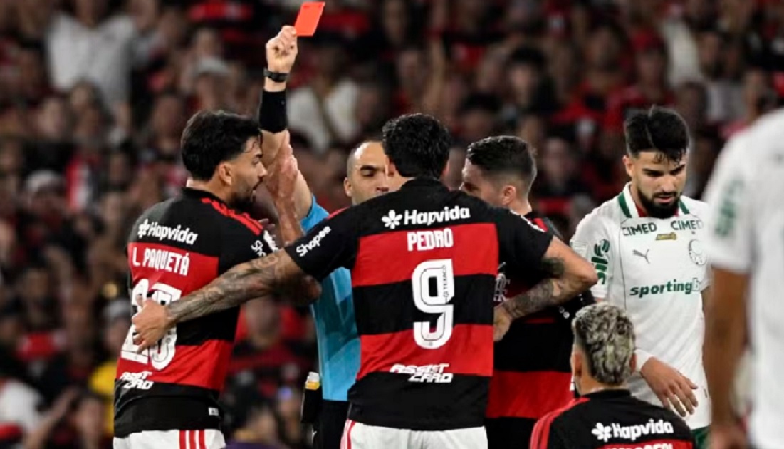 Flamengo j&aacute; supera n&uacute;mero de expuls&otilde;es de toda temporada passada