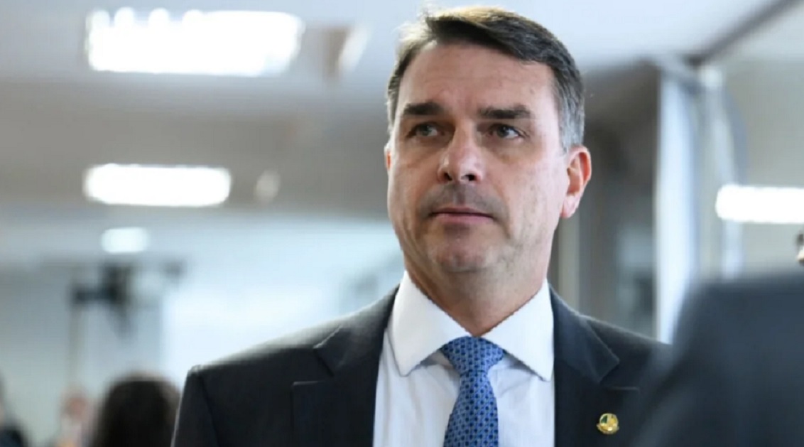 Fl&aacute;vio Bolsonaro e Daniel Vorcaro viram alvo de reportagem sobre filme milion&aacute;rio