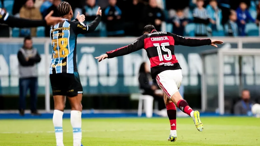 Flamengo vence fora de casa e coloca Gr&ecirc;mio no Z4 do Brasileir&atilde;o