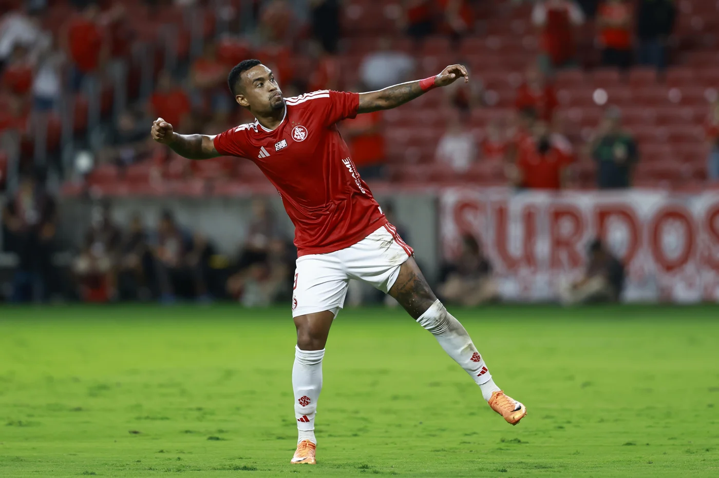 Internacional vence Athletic em jogo de cinco gols e avan&ccedil;a na Copa do Brasil