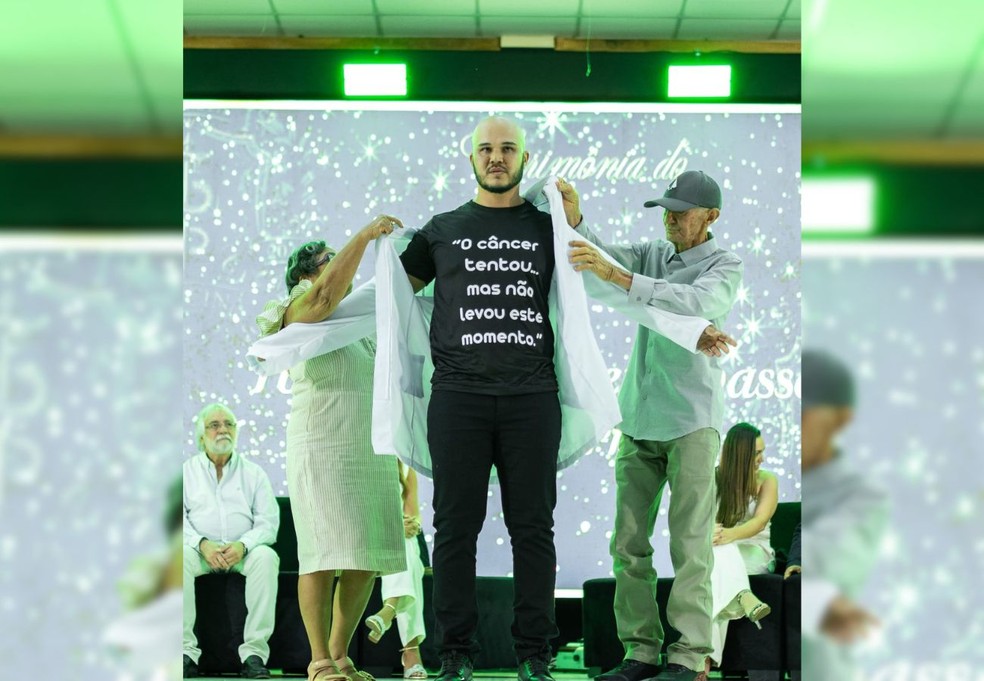 Estudante de medicina de Aragua&iacute;na (TO) celebra Cerim&ocirc;nia do Jaleco com pais que venceram o c&acirc;ncer: &ldquo;Lutamos juntos&rdquo;