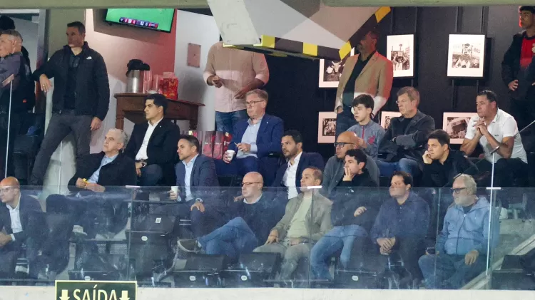 Ancelotti acompanha Athletico x Flamengo com sete nomes da pr&eacute;-lista em campo