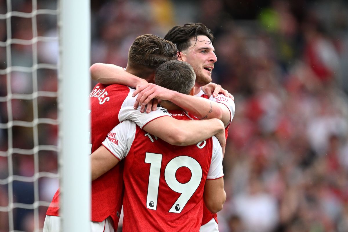 Arsenal encerra jejum de 22 anos e conquista o Campeonato Ingl&ecirc;s ap&oacute;s trope&ccedil;o do Manchester City