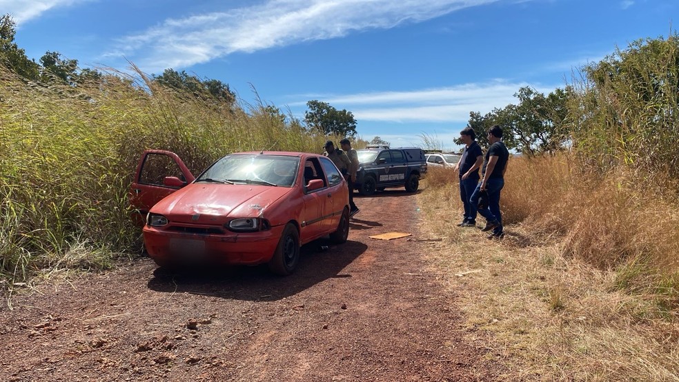 Dois homens s&atilde;o encontrados mortos dentro de carro em &aacute;rea de mata em Palmas TO