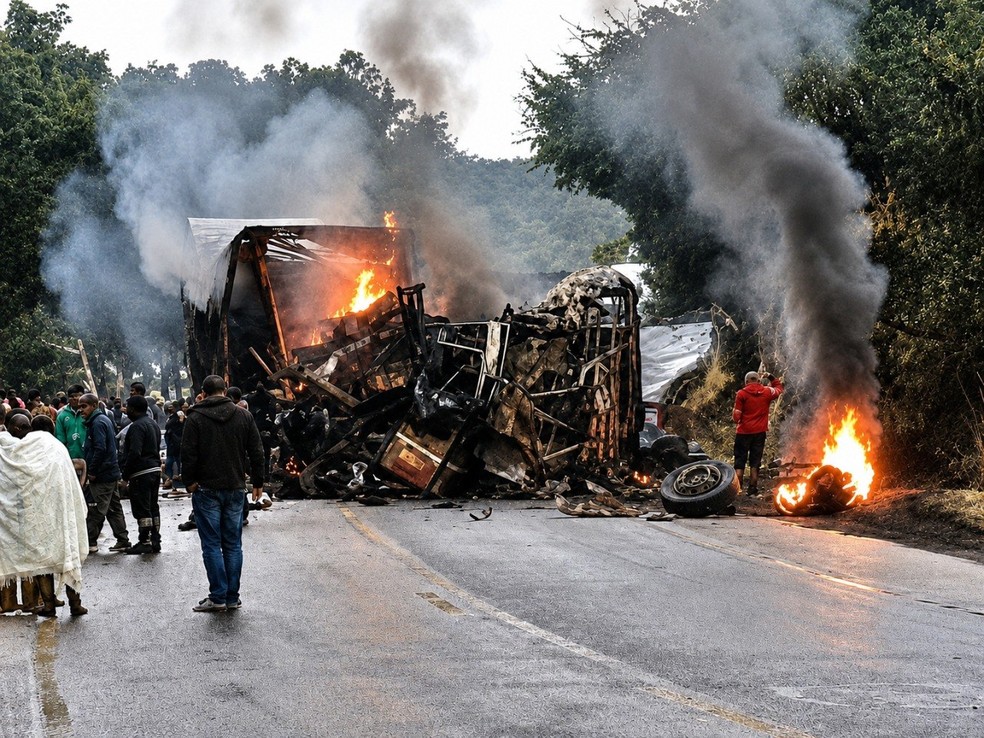 Batida entre &ocirc;nibus e carreta deixa 8 mortos na BR-251, em Minas Gerais