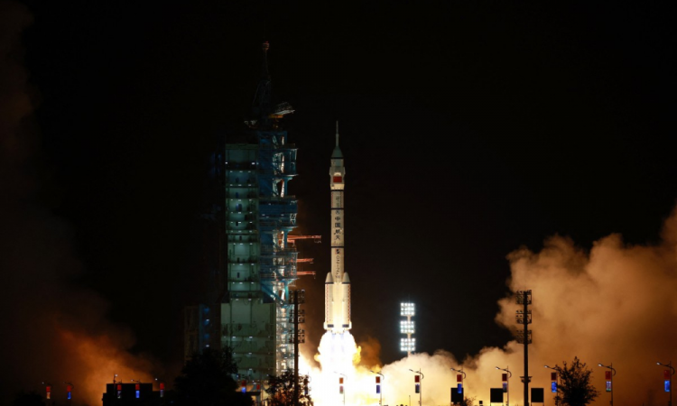 China lan&ccedil;a miss&atilde;o com astronauta que ficar&aacute; um ano no espa&ccedil;o pela primeira vez