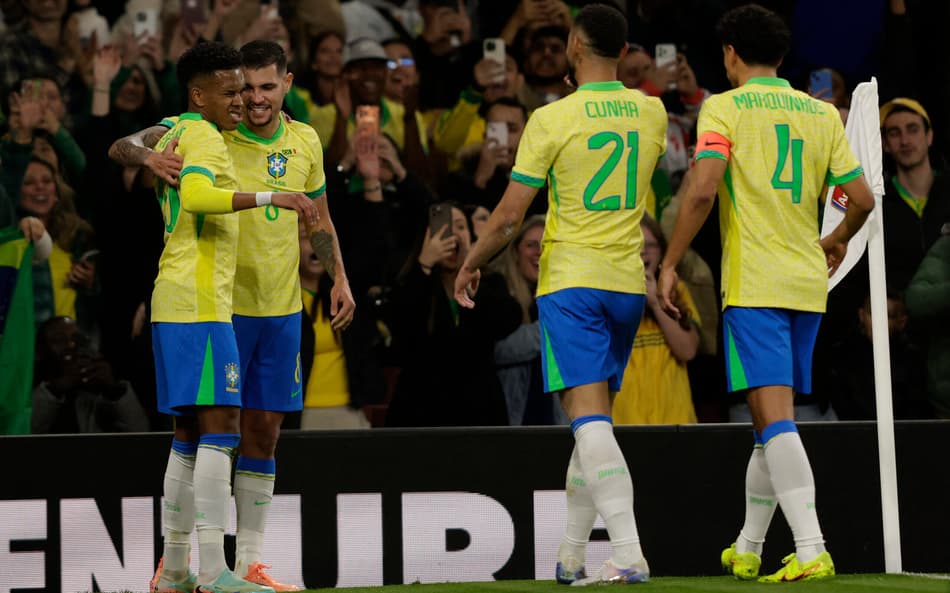 Meia do Brasil deixa jogo lesionado e gera preocupa&ccedil;&atilde;o: &ldquo;Que n&atilde;o seja s&eacute;rio&rdquo;