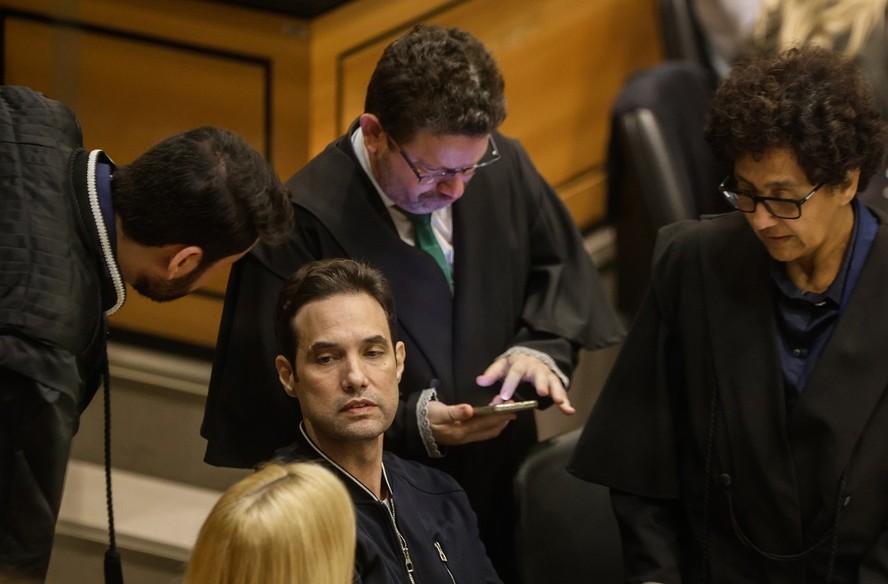 Jovem relata agress&otilde;es atribu&iacute;das a ex-vereador no j&uacute;ri do caso Henry