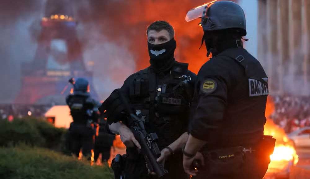Pol&iacute;cia det&eacute;m 416 pessoas ap&oacute;s t&iacute;tulo do PSG na Champions League e tumultos tomam Paris