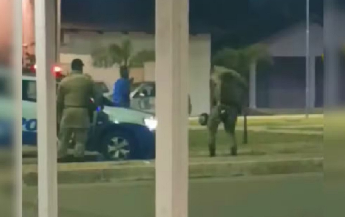 V&iacute;deo de policiais jogando bola com crian&ccedil;as emociona moradores no sul do Tocantins
