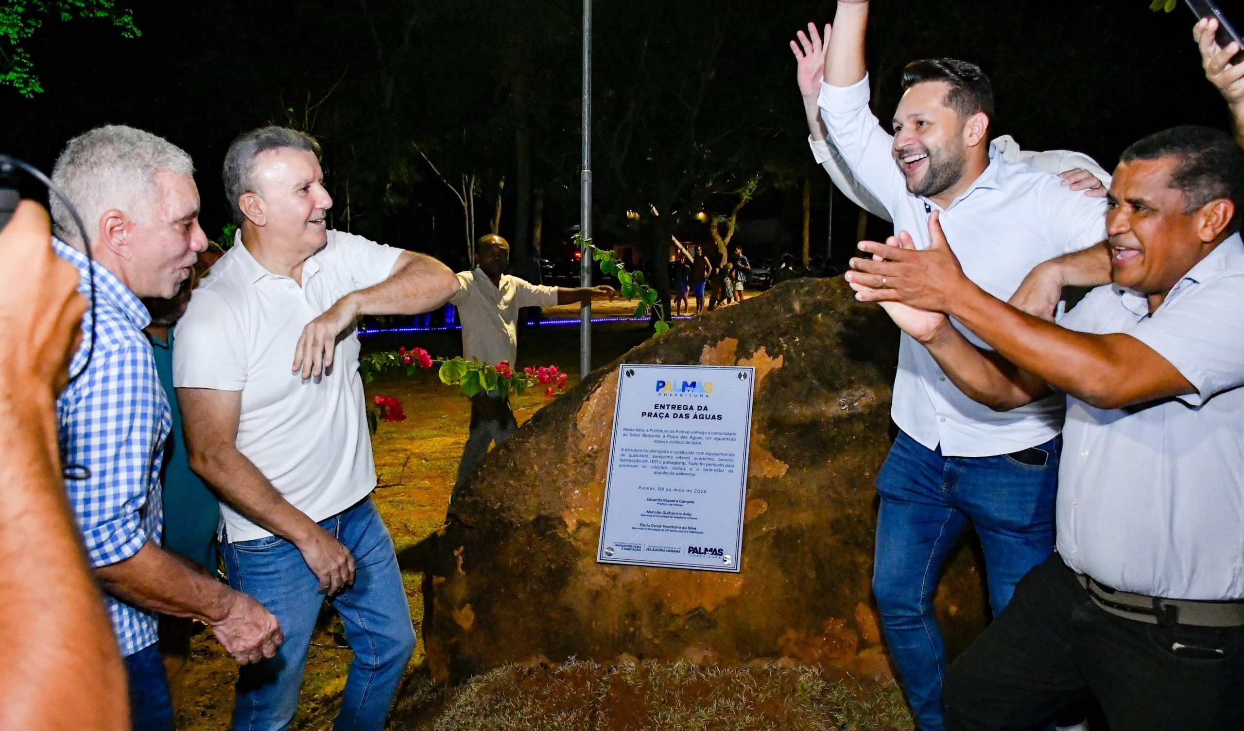 Prefeito Eduardo Siqueira Campos inaugura Pra&ccedil;a das &Aacute;guas no Bertaville ap&oacute;s 15 anos de espera