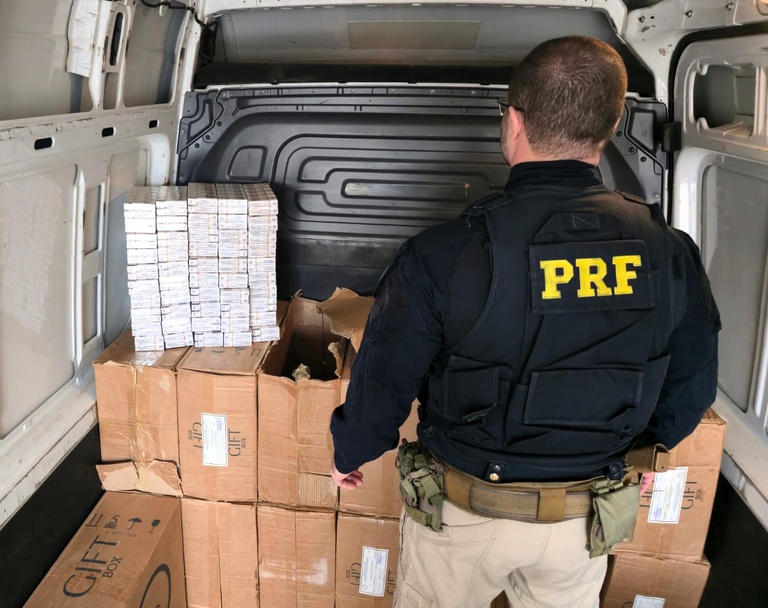 PRF apreende 12,5 mil ma&ccedil;os de cigarros contrabandeados e R$ 88 mil em SC