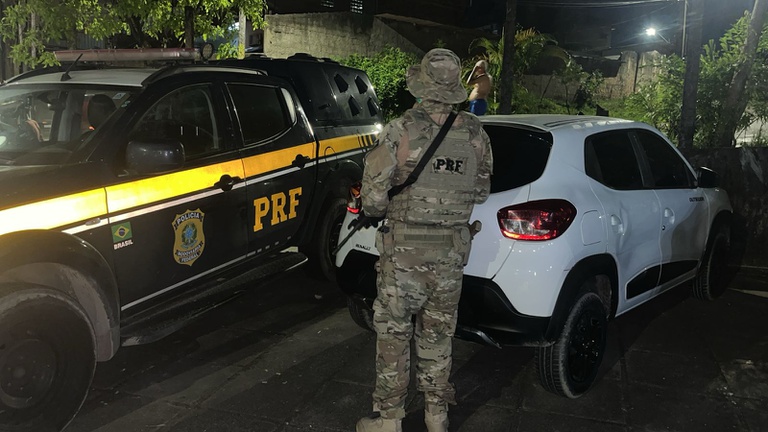 PRF recupera carro roubado e det&eacute;m suspeito no Grande Recife