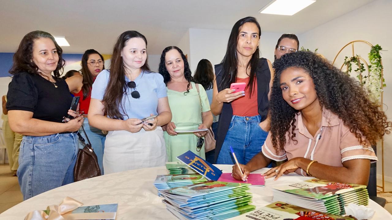 Professora da rede municipal de Palmas lan&ccedil;a livros infantis que valorizam cultura e ancestralidade