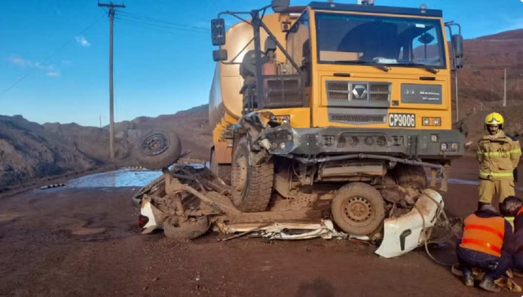 Funcion&aacute;rio morre ap&oacute;s caminh&atilde;o-pipa perder os freios e atingir caminhonete em mina