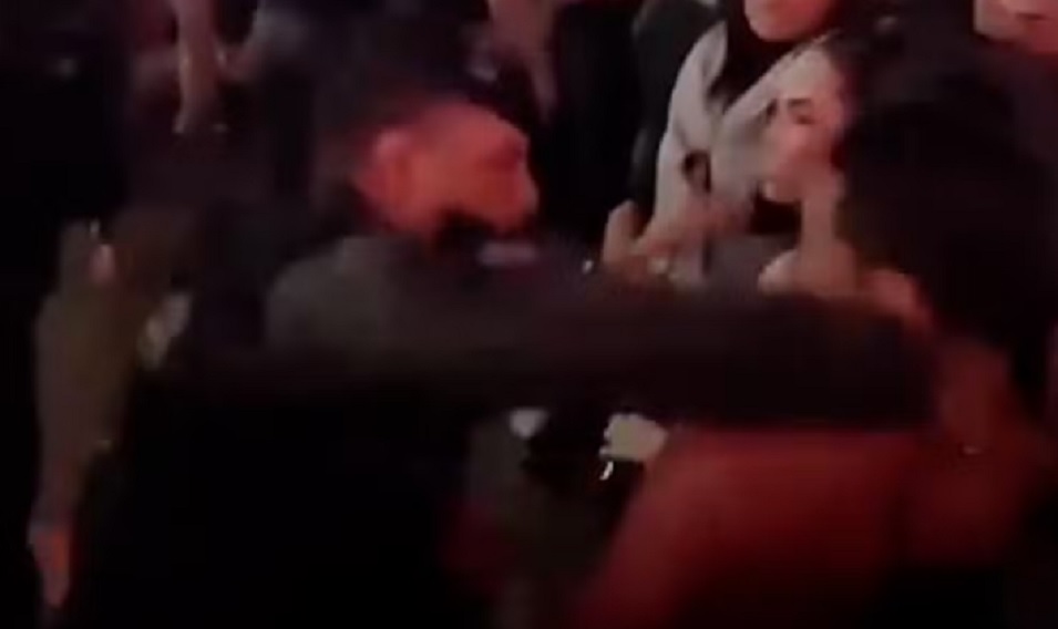 V&iacute;deo mostra PM agredindo homem com socos durante festa; policial &eacute; afastado