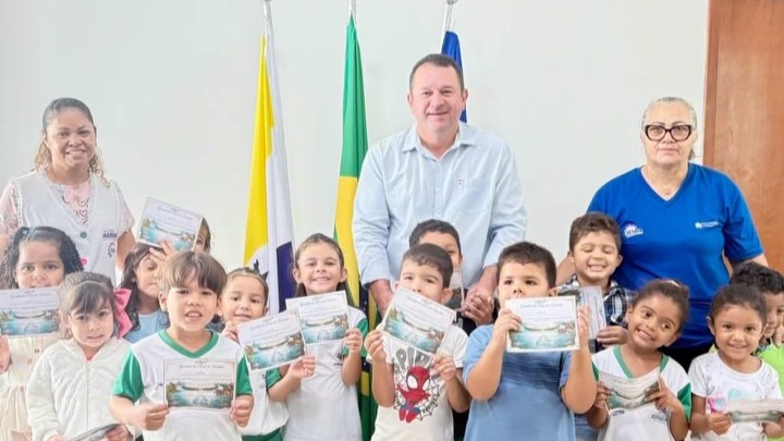 Alunos da creche visitam gabinete do prefeito em Marian&oacute;polis