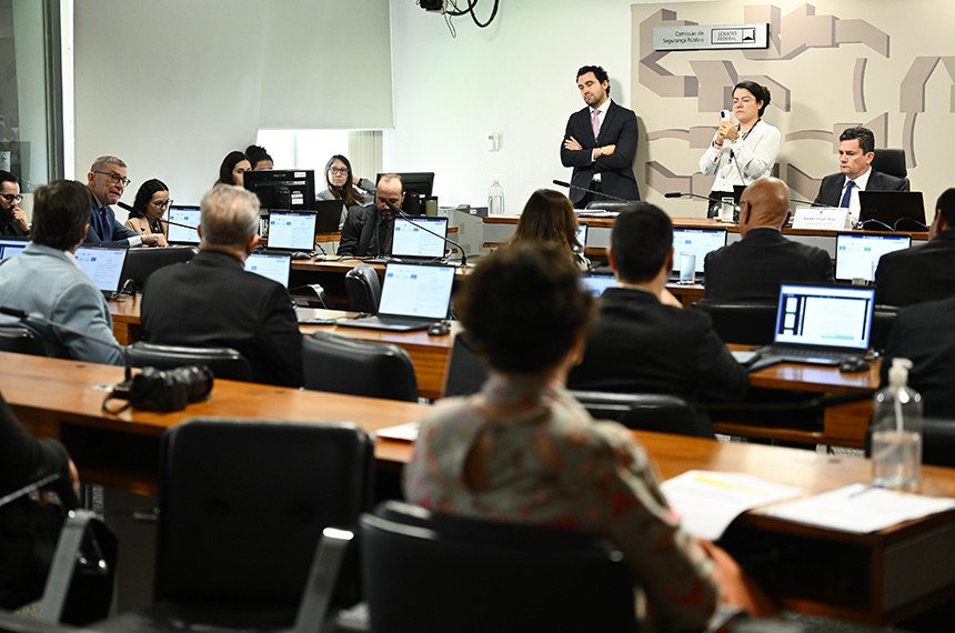 Adolescentes em conflito com a lei poder&atilde;o ser internados por 10 anos, aprova CSP