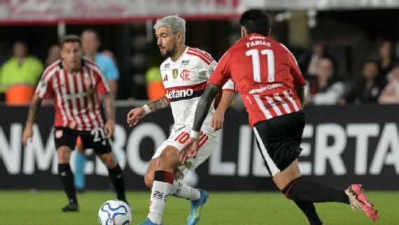 Flamengo mira substituto para Arrascaeta e centroavante para disputar vaga com Pedro