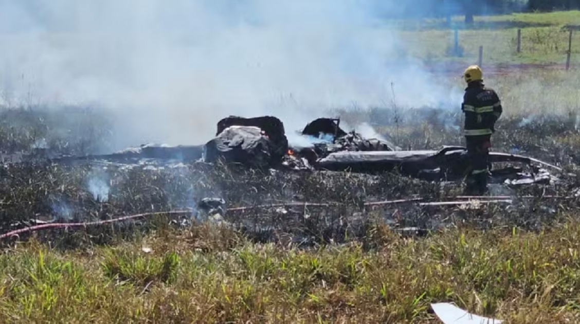 Avi&atilde;o cai durante decolagem em fazenda, pega fogo e mobiliza helic&oacute;ptero dos bombeiros