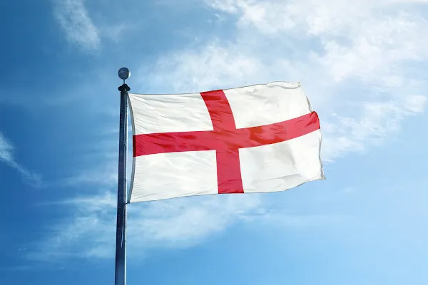 Bandeira da Inglaterra: conhe&ccedil;a a hist&oacute;ria, o significado e por que ela &eacute; diferente da bandeira do Reino Unido