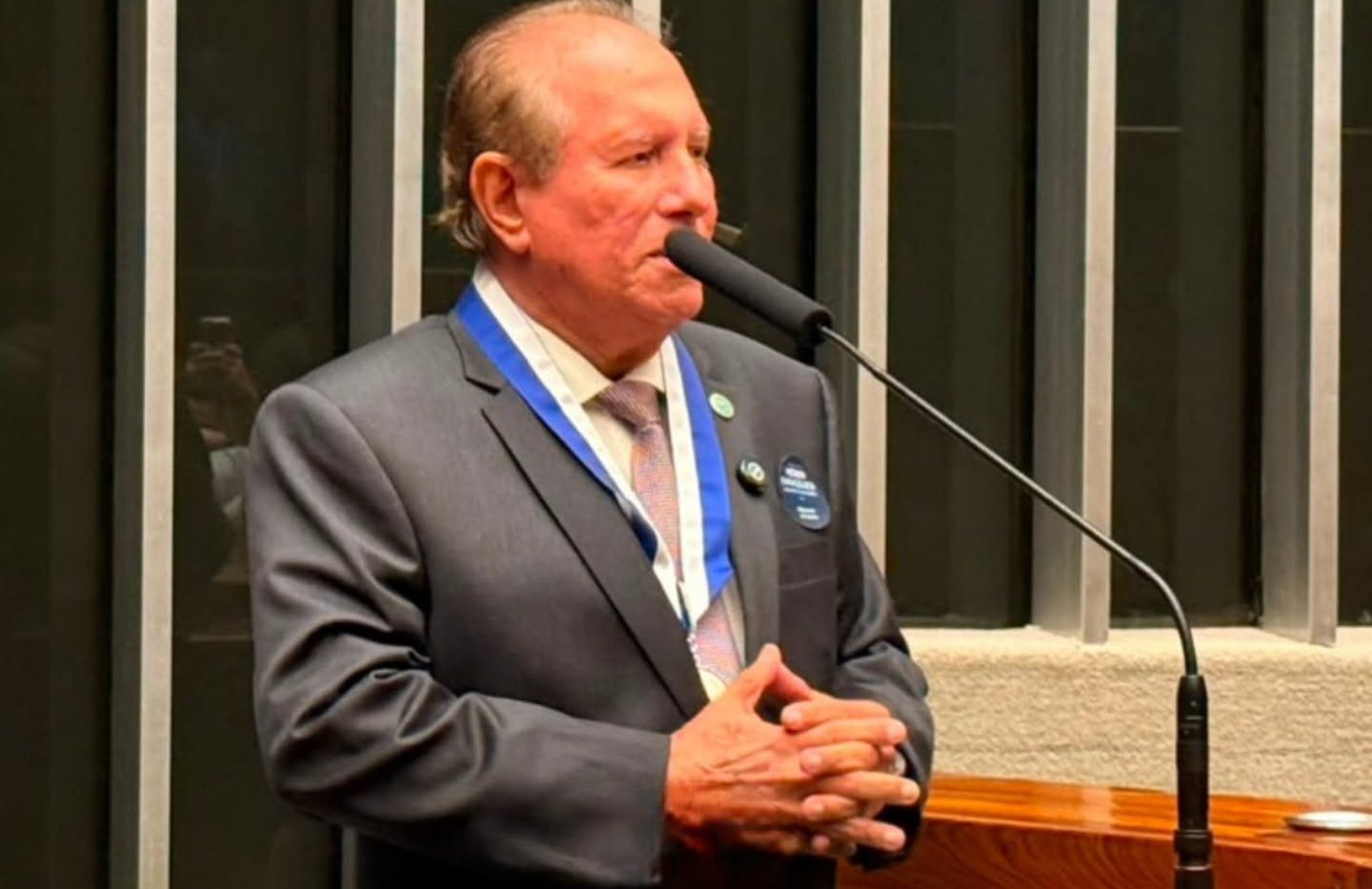 Filipe Martins parabeniza homenagem ao bispo O&iacute;des Jos&eacute; do Carmo na C&acirc;mara dos Deputados