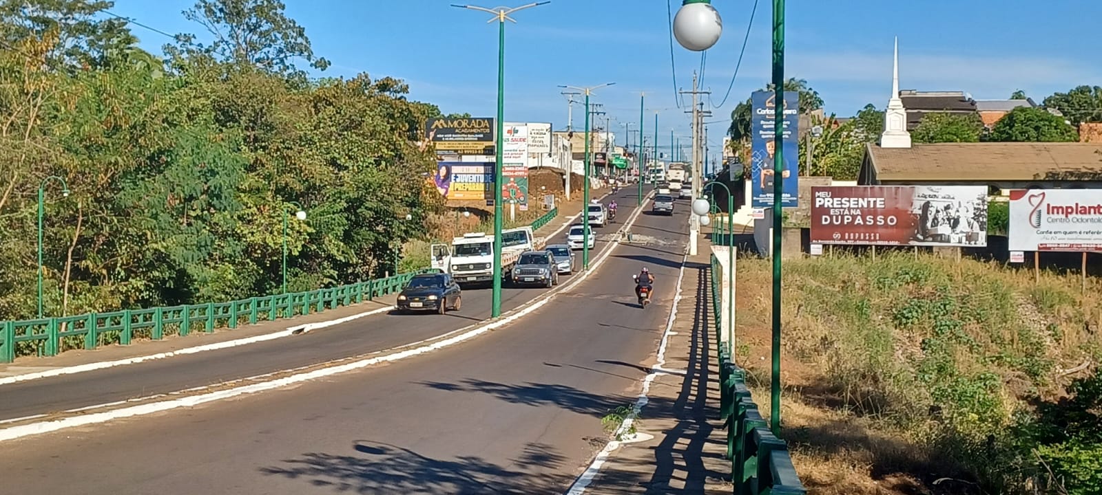 Caminh&atilde;o atinge poste e causa transtornos no tr&acirc;nsito da Avenida Bernardo Say&atilde;o, em Para&iacute;so TO