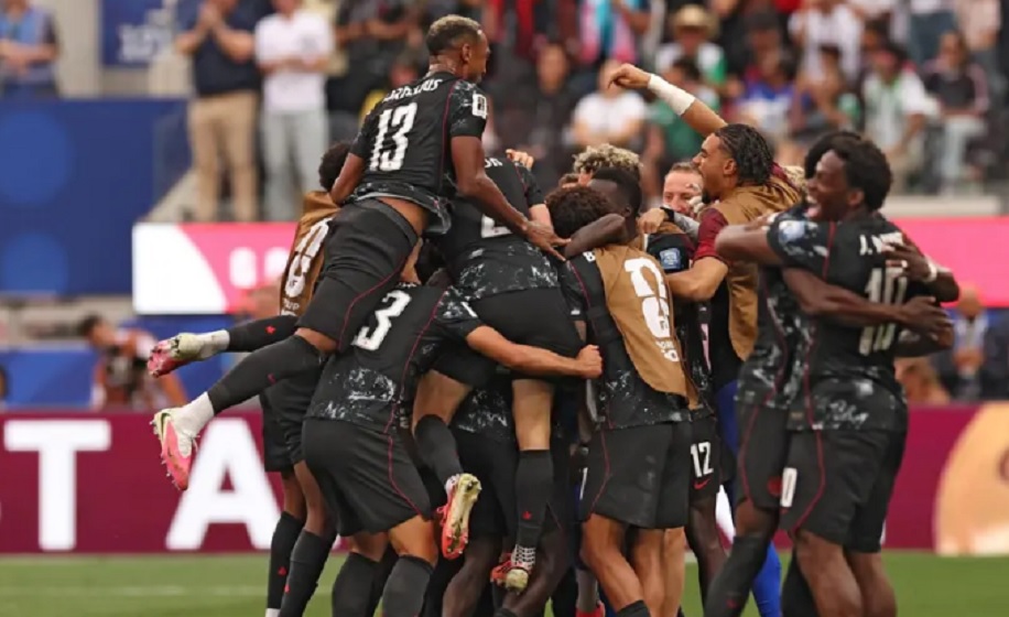Canad&aacute; marca nos acr&eacute;scimos, elimina a &Aacute;frica do Sul e avan&ccedil;a &agrave;s oitavas da Copa do Mundo