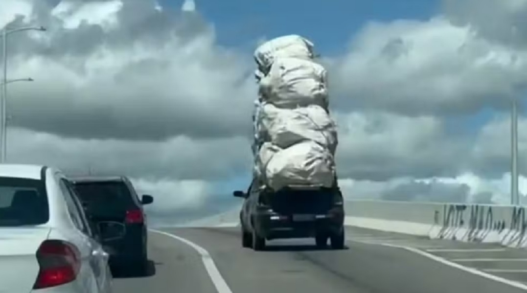 V&iacute;deo: motorista &eacute; flagrado transportando carga gigante sobre carro e chama aten&ccedil;&atilde;o