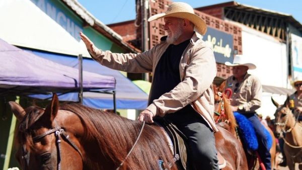 Ovacionado na Cavalgada e cercado por apoiadores, Carlesse movimenta Expoara e refor&ccedil;a projeto ao Senado